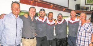 Fireproof blus sy rolbalteenstanders se vlammetjie