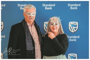 Sakekamer geniet maskerbal