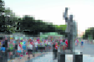 Honderde hardloop vir Mandela!