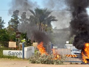 Saron-inwoners keelvol vir swak dienste; paaie in toestand, ligte werk nie