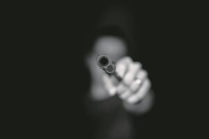 Vier gewapende mans beroof mini-mark