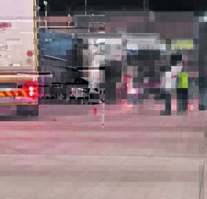 Vragmotors bots kop-aan-kop by Hugenote-tonnel se tolhek