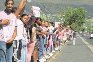 Jonges in pienk en wit vir bewusmaking