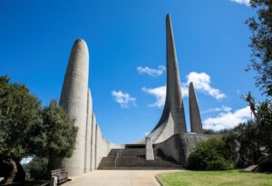 Skade ná reeks inbrake by Taalmonument beloop bykans R100 000