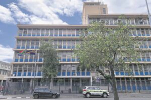 Paarl-polisiekantoor is ‘te wit’ sê plaaslike polisiehoof