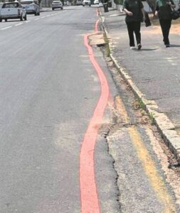 ‘A nee a, en dié skewe lyne in Paarl se Hoofstraat?’