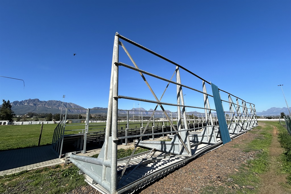 ’n Paviljoen se plate word een vir een gesteel nad