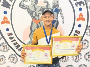 Douglas gaan sy spiere oorsee bult