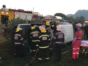 Een sterf, talle beseer in taxi ongeluk