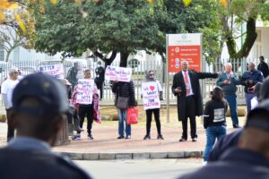 Inwoners ruk op by Paarl-hospitaal; dié gesin eis antwoorde