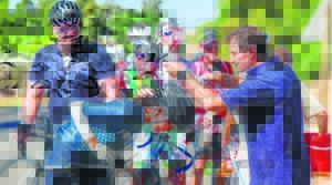 Ryer in fietsren sterf ná hy stilstaande voertuig tref