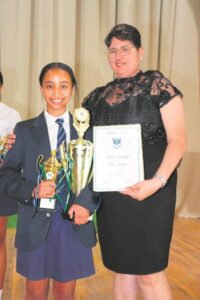Skool wys sy dux-leerder aan