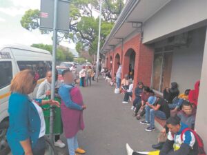 Mense wag dag in en dag uit en hoop net