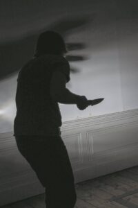 Polisie sê slagoffers swyg ná tienerseun en pa gesteek is