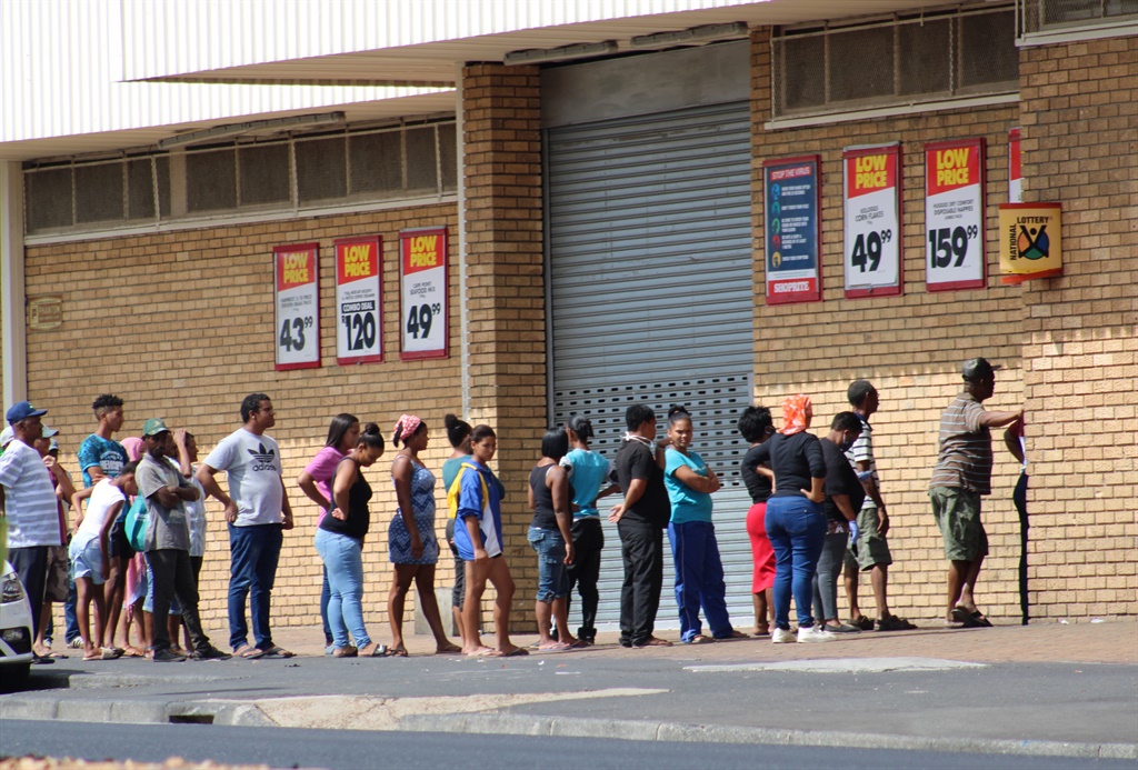 Mense het steeds buite Shoprite in Klein Drakenste