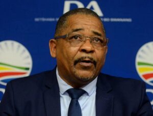 Omstrede voormalige Drakenstein-burgemeester slaag aanvanklik nie toets vir wetgewer