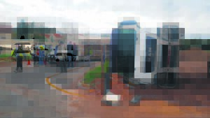 Vragmotor slaan neer bo op bakkie op Franschhoek-pad