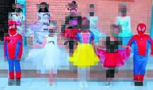 Sprokieskarakters en superhelde kleur die skool in