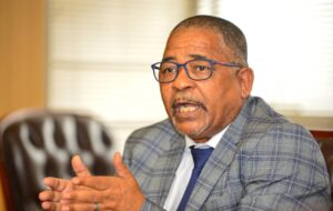 DM roep ‘dringende sitting’ ná wanorde bewerings teen nóg ’n senior amptenaar