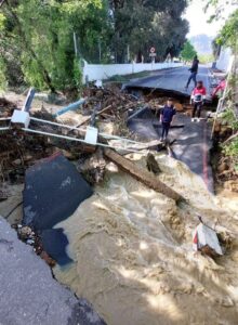 Vloedwater, gure weer knou Kaap