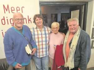 Boekklub-praatjie by die Bôrdienghuis