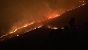 Brand op Bainskloofpas buite beheer