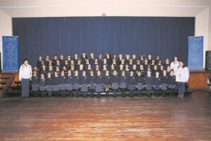 Laer Meisieskool La Rochelle se junior koor sing goud los