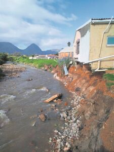 Trane vloei nadat huis wegspoel