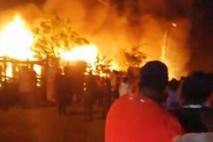 Brandweerwa met bakstene bestook by verwoestende Lovers Lane-brand in Paarl-Oos