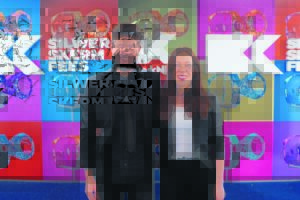 Paarliet stap weg met silwerskermtoekenning