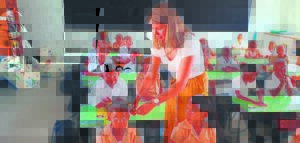 Juffrou help met die eerste skooldag