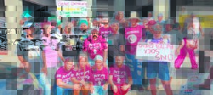 Vroue staan by arbeidskantoor oornag tou vir geld