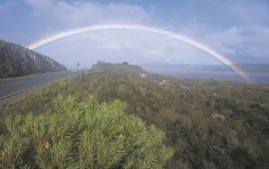 Sonskyn en ’n reënboog ná die reën