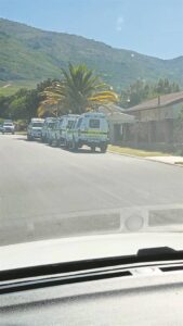 Polisie, inwoners haaks