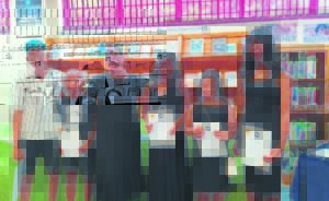 Jong kunstenaars pronk met hul werk