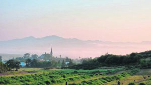 Kerktoring in die Swartland se môredou