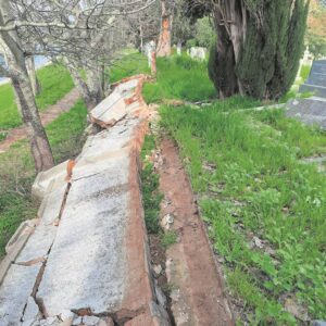 Historiese muur by Toringkerk val om
