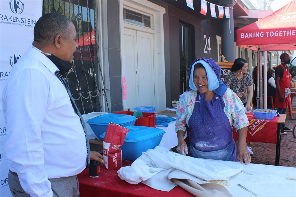 DIe Burgemeester Conrad Poole geniet 'n ligte oomb