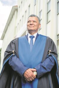 Prof groet ná vier dekades