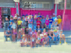 Leerders kruip onder hooftooisels weg