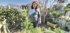 Jong ma woeker met groentetuin