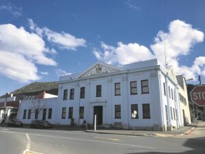 Voor dooiemansdeur . . .