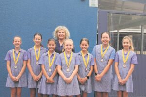 Laerskool Courtrai-tennisspan maak hul merk in toernooi