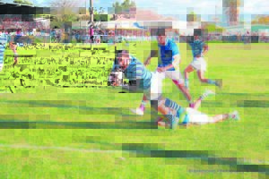 Newton het skare op hul voete en klop Hills