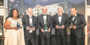 Wynbedryf herdenk oes en vereer vyf baanbrekers