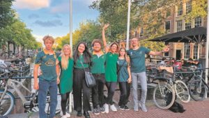 Groen-en-goud-Paarliete pronk in die buiteland