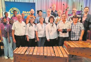 Rotariërs vermaak senior burgers met verskeidenheidskonsert