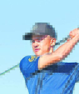 Jong gholfspeler maak golwe