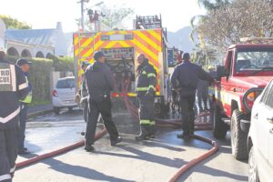 Een persoon sterf na brand uitbreek in Paarl-middedorp woonstelblok