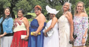 Almal hang uit by spogtee